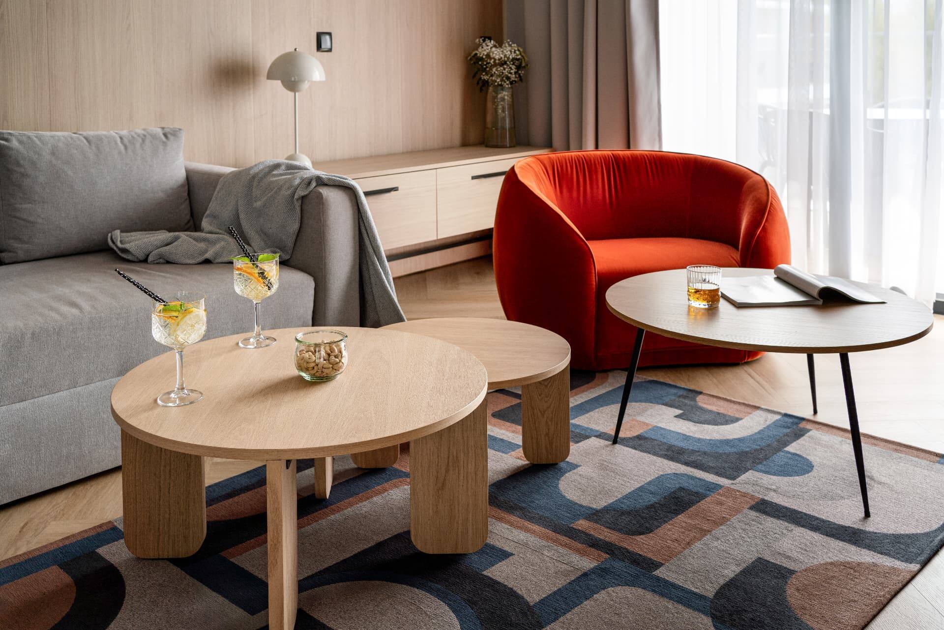 Salon apartamentu Rosa Style z ceglastym fotelem