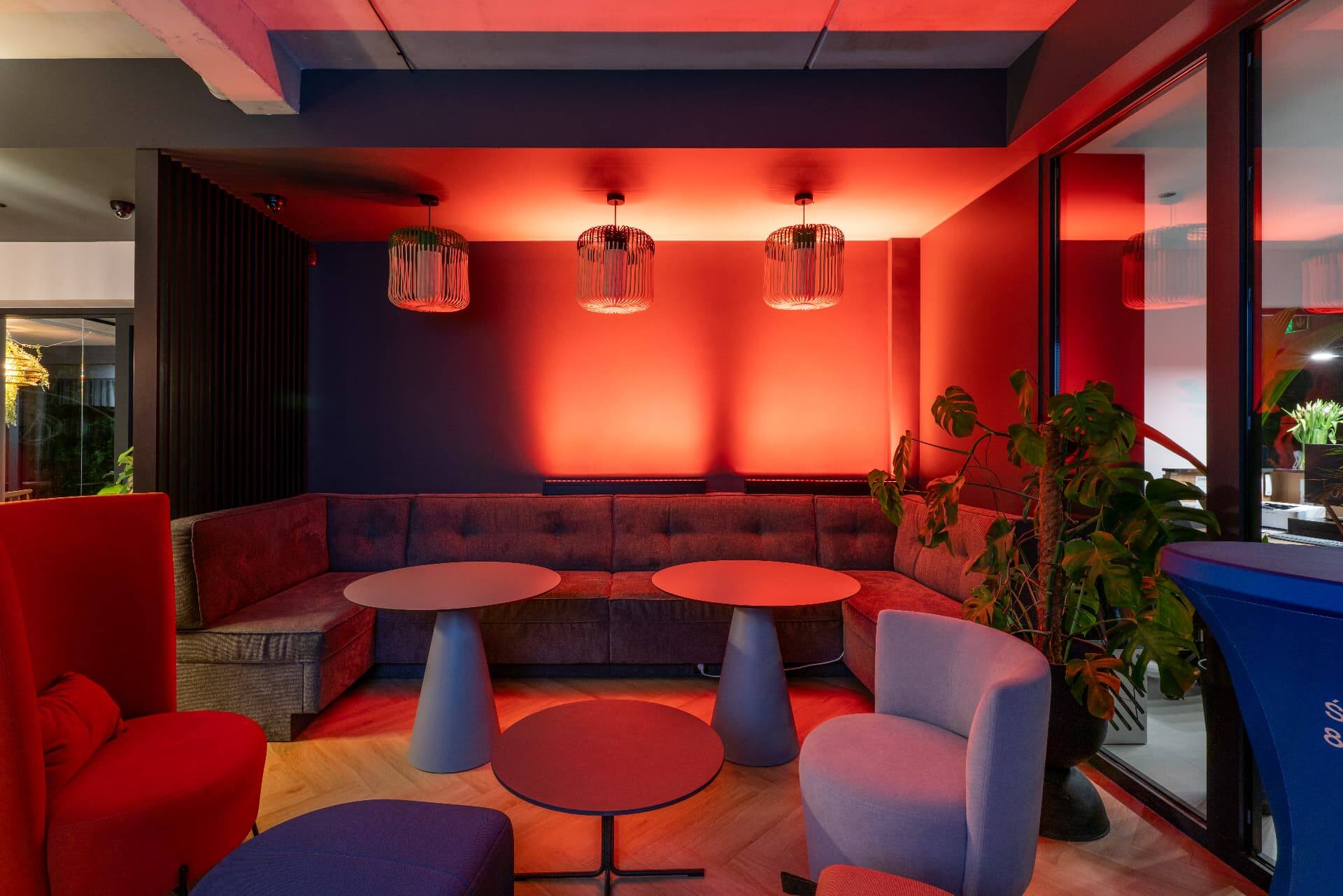 Strefa wspólna Rosa Style w czerwonym świetle wieczorem