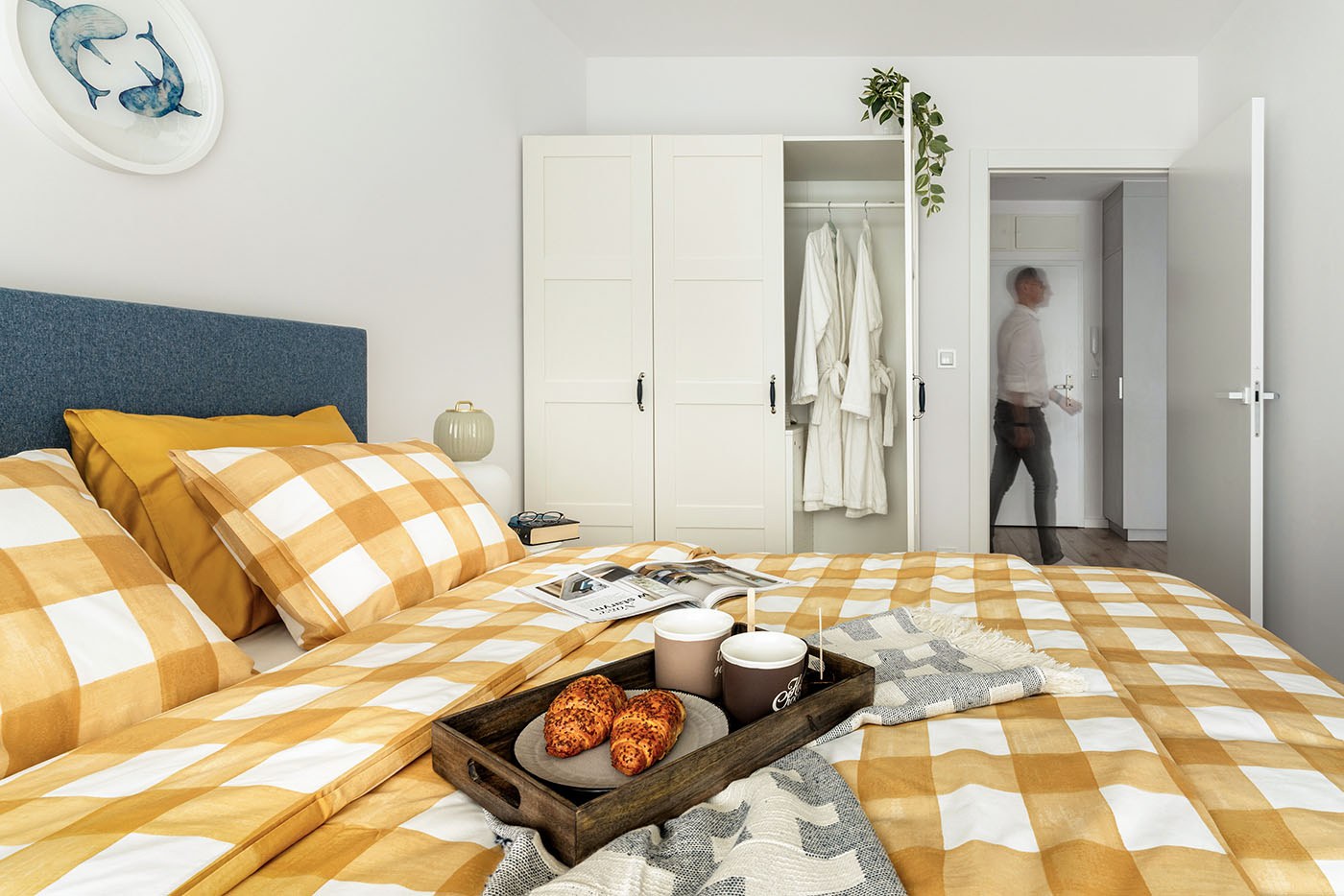 Śniadanie podane na łóżku w apartamencie