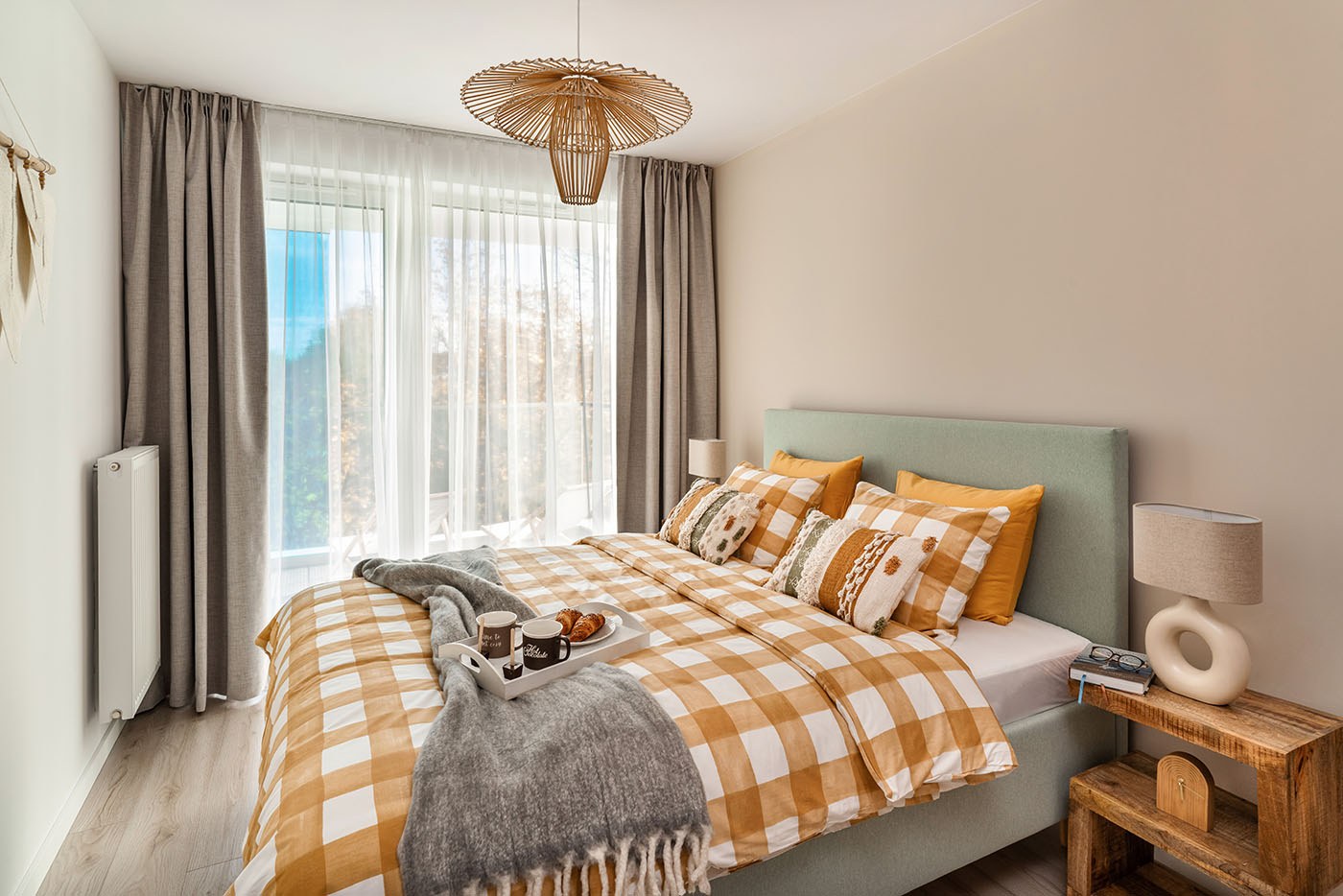 Sypialnia apartamentu w ciepłym świetle poranka