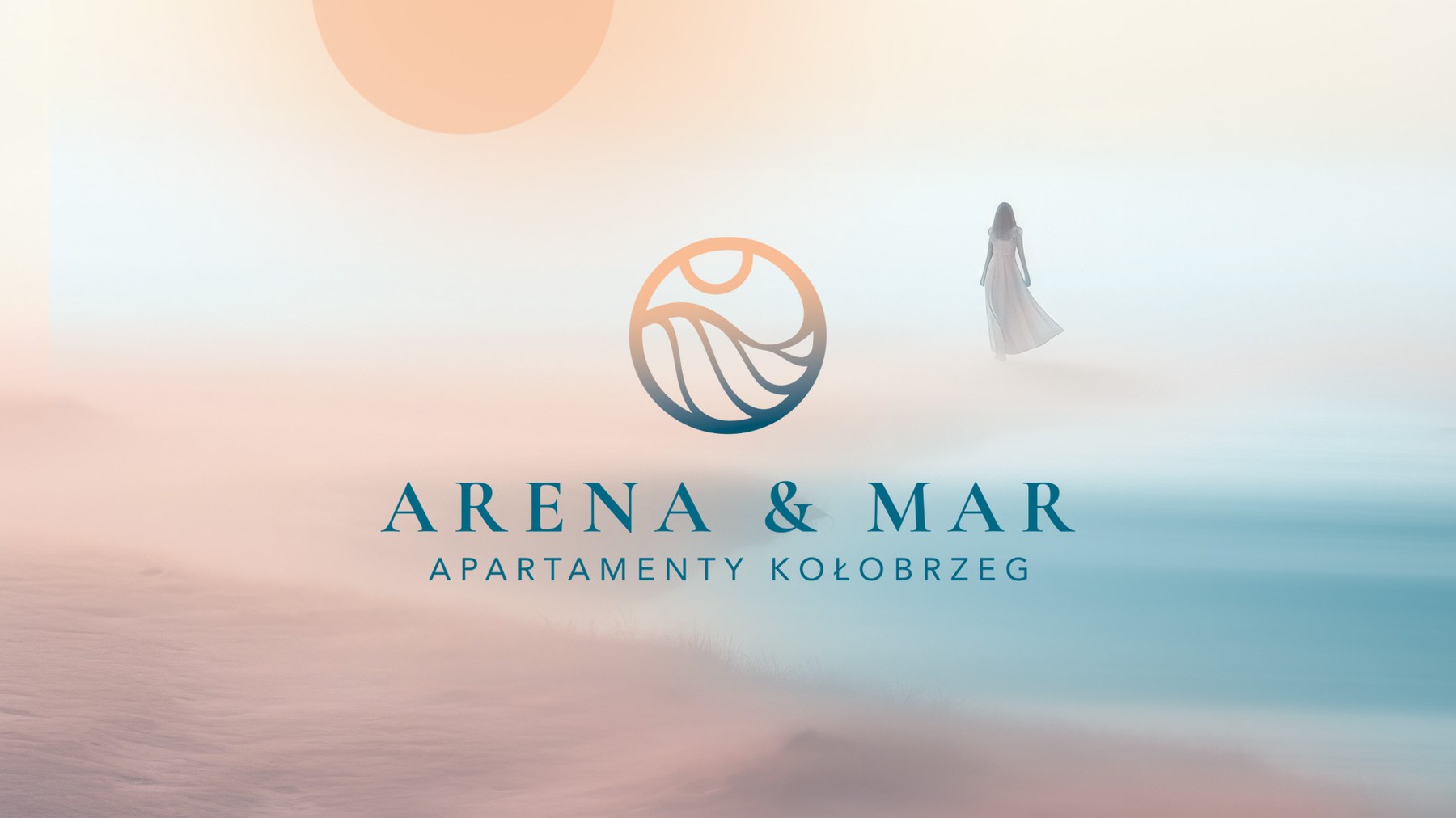 Znak Arena & Mar w porannej mgle nad morzem