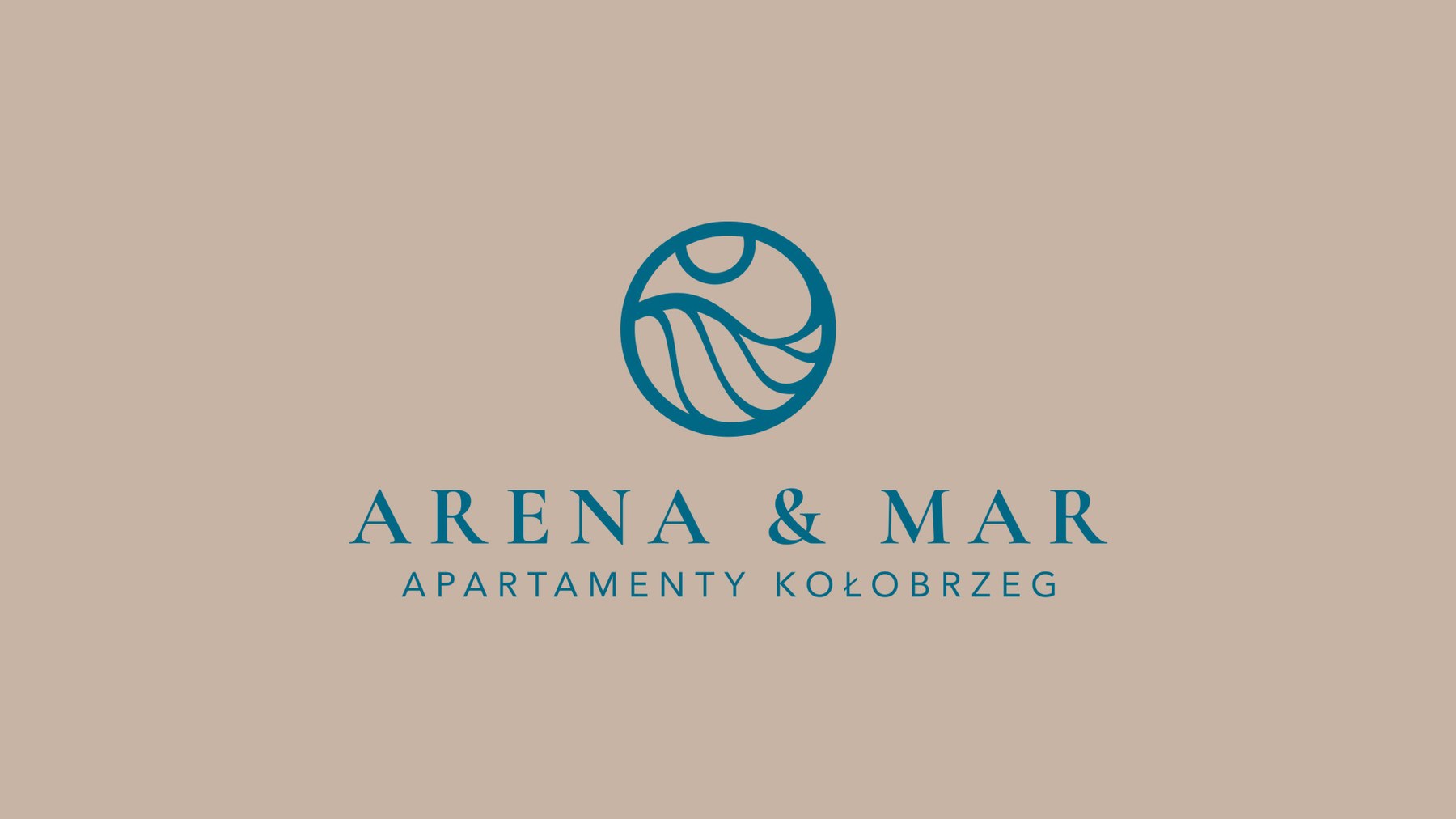 Znak Arena & Mar na ciepłym, piaskowym tle
