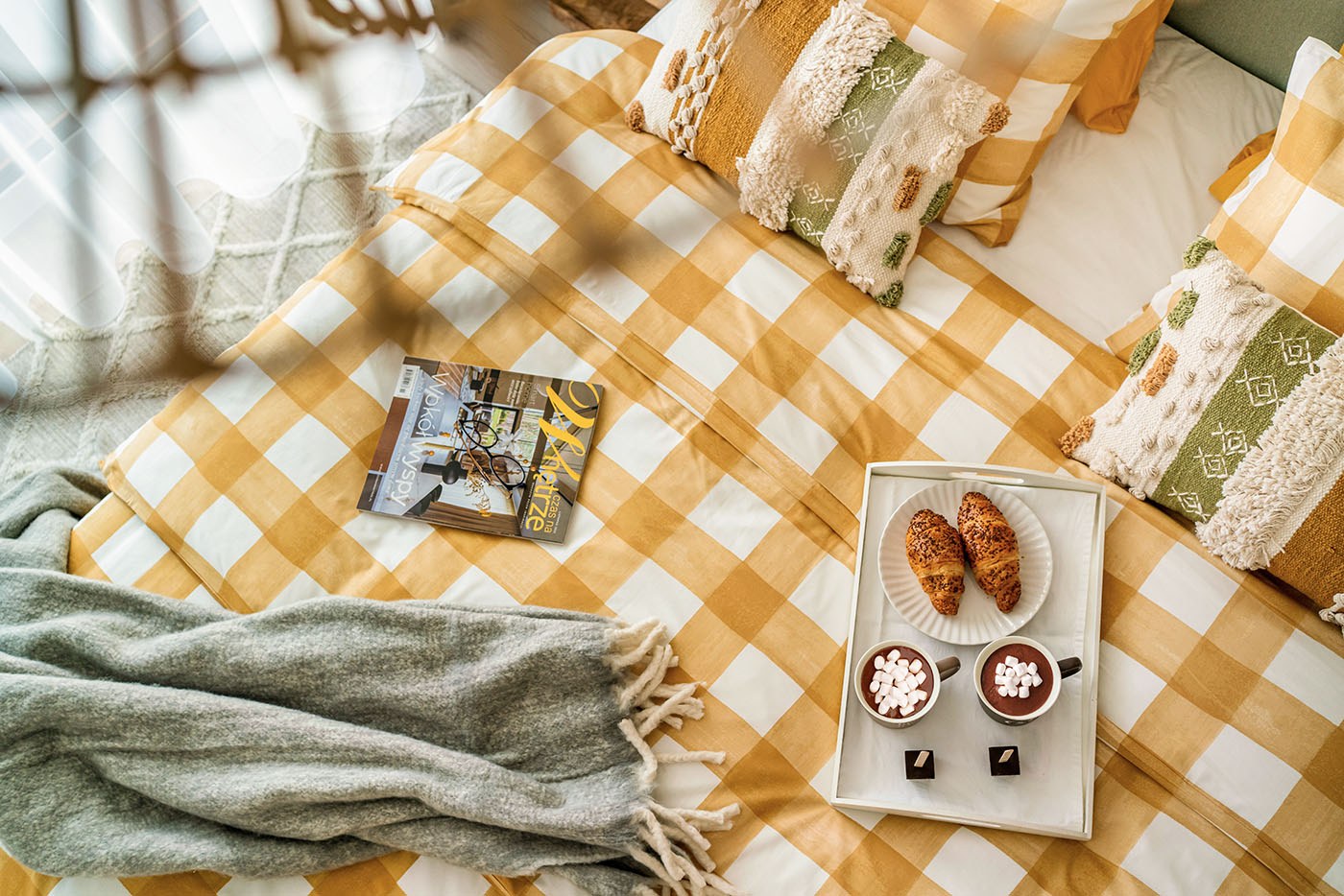 Kadr contentowy — koc piknikowy i śniadanie