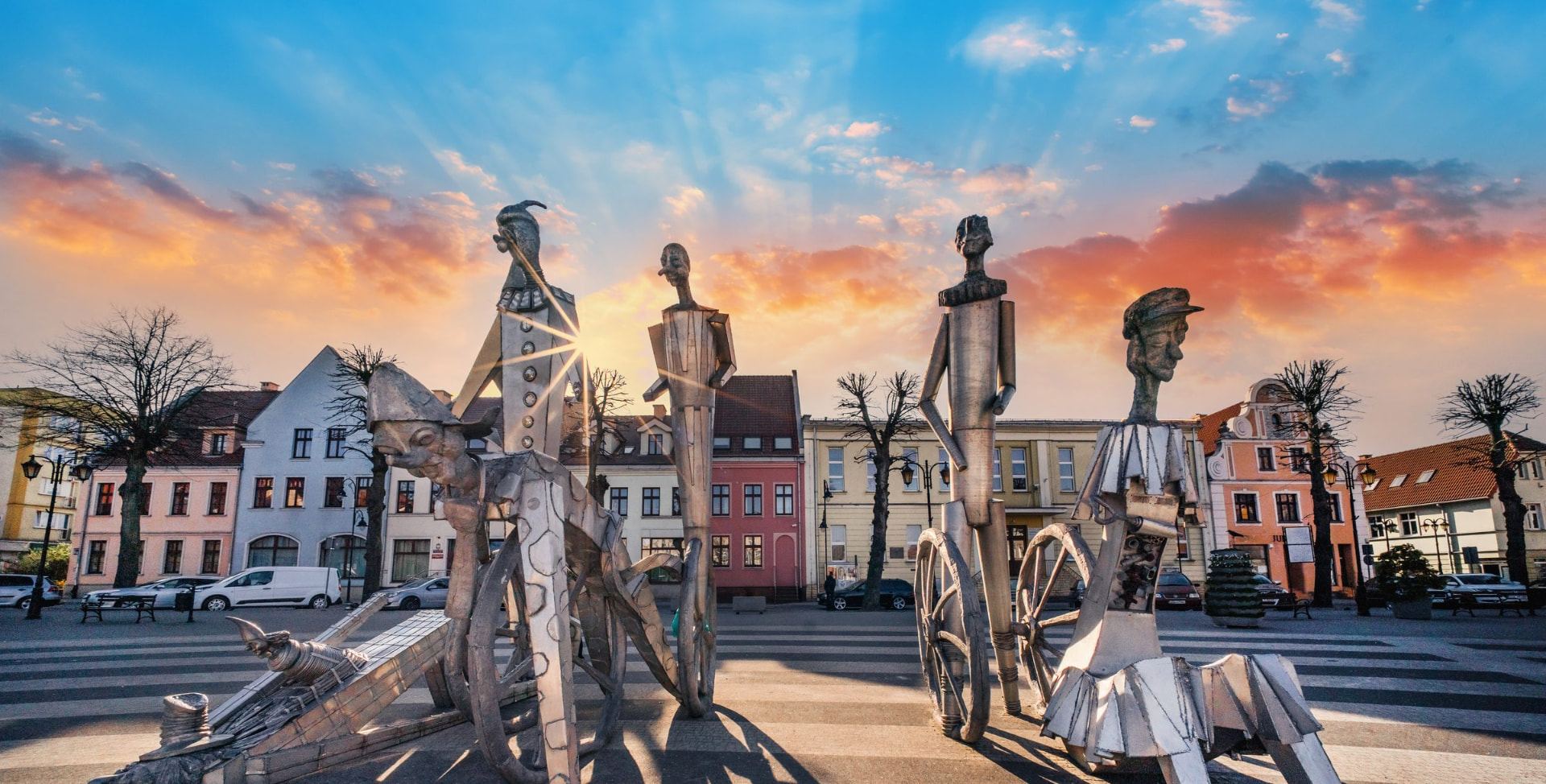 Stalowe rzeźby na placu w centrum Gryfic o zachodzie słońca