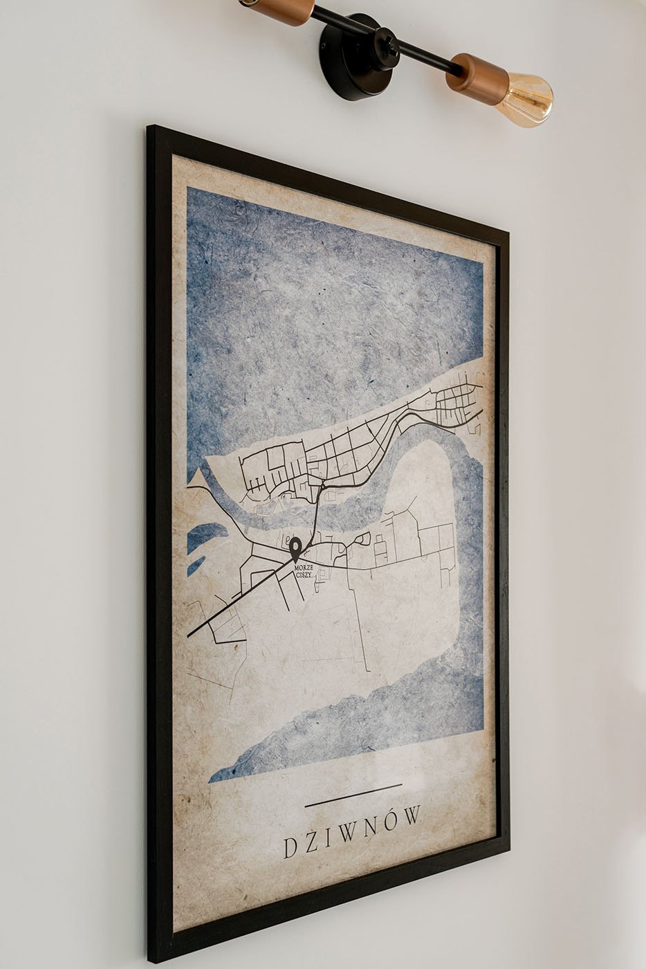 Plakat z mapą Dziwnowa we wnętrzu domku