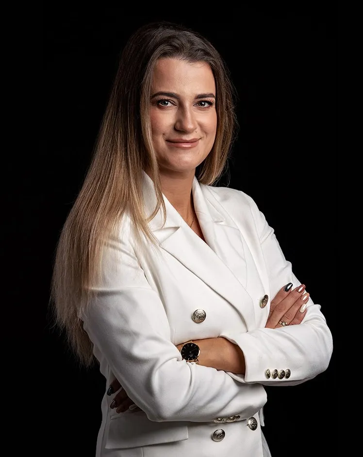 Portret adwokat w białym garniturze ze skrzyżowanymi rękami