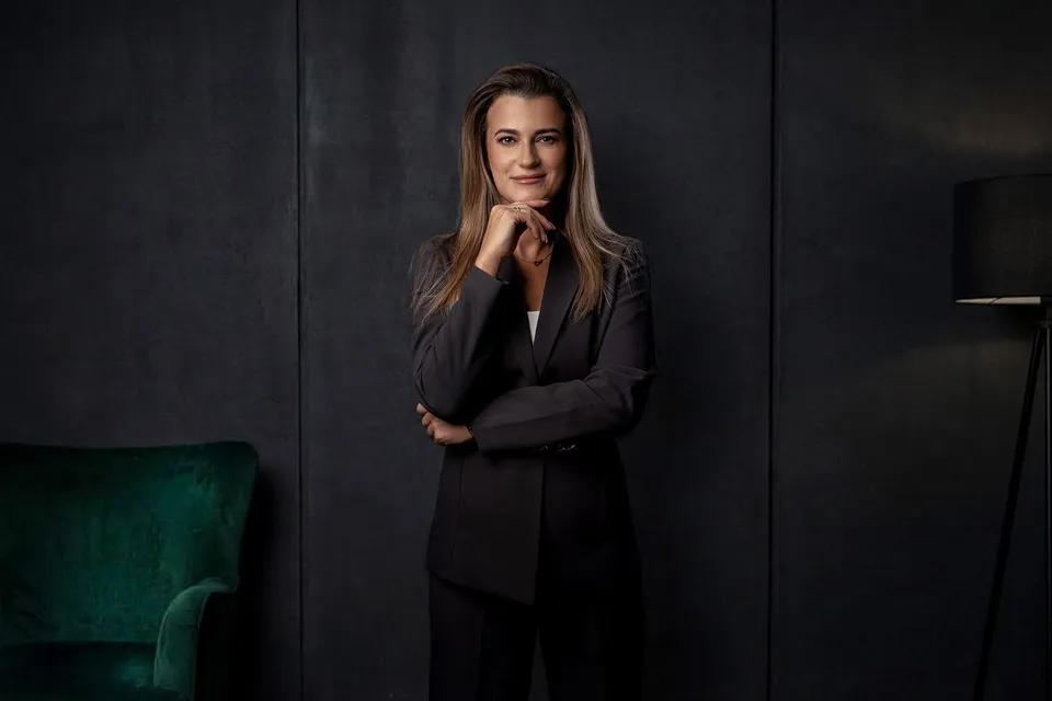 Adwokat Aleksandra Poniatowska-Boruk przy zielonym fotelu