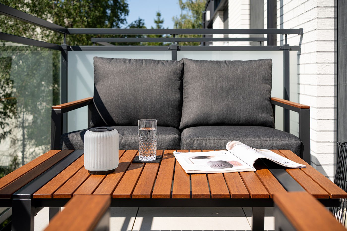 Balkon apartamentu Szept Mewy w otoczeniu sosen