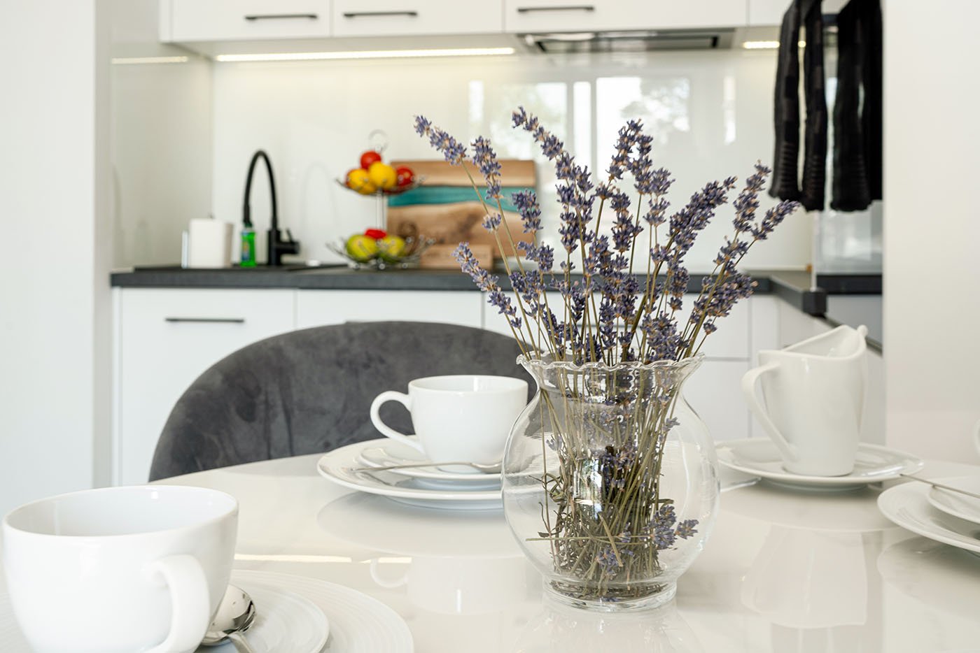 Detal: lawenda i porcelana na stole w apartamencie