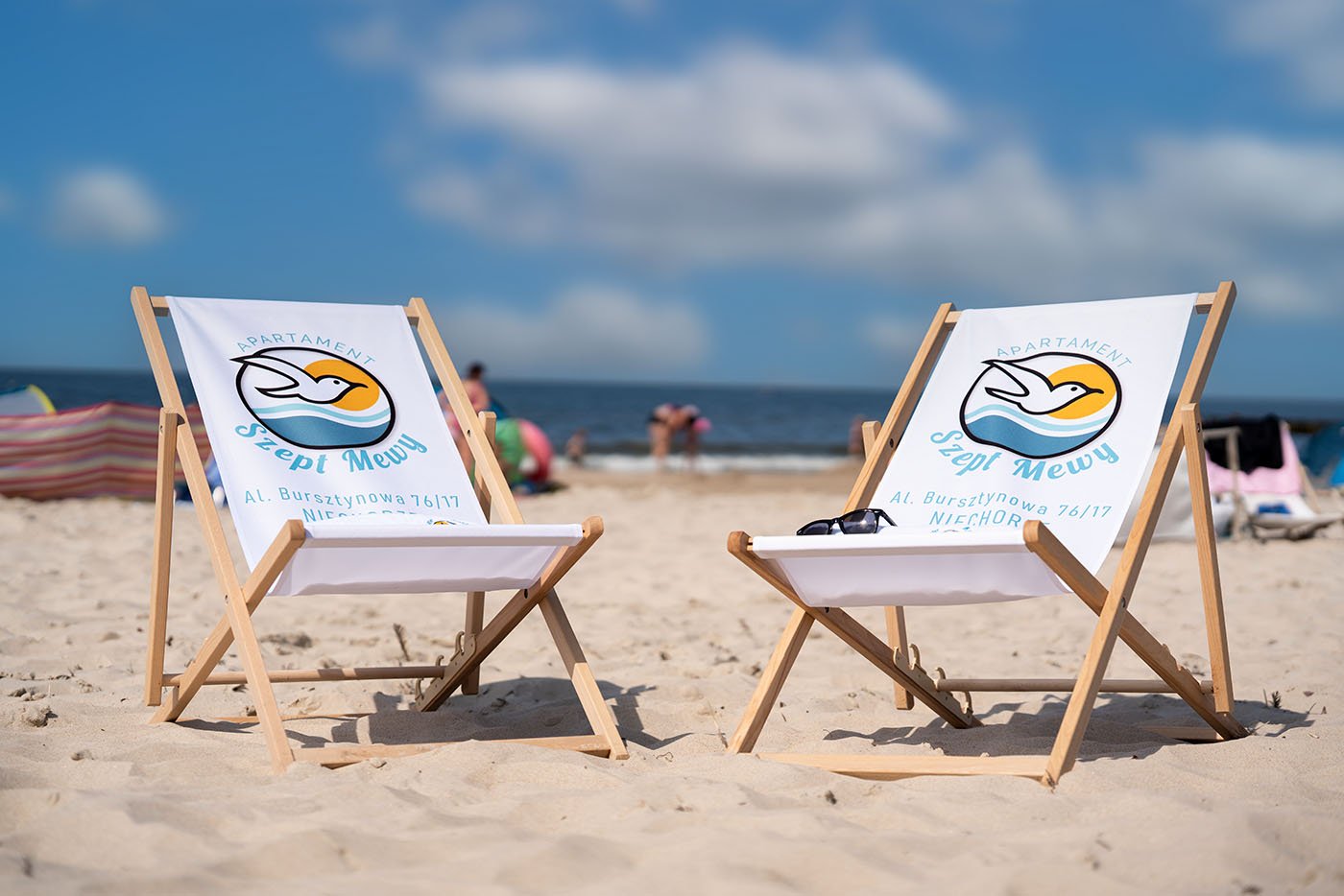 Leżaki z logo Szept Mewy na plaży w Niechorzu