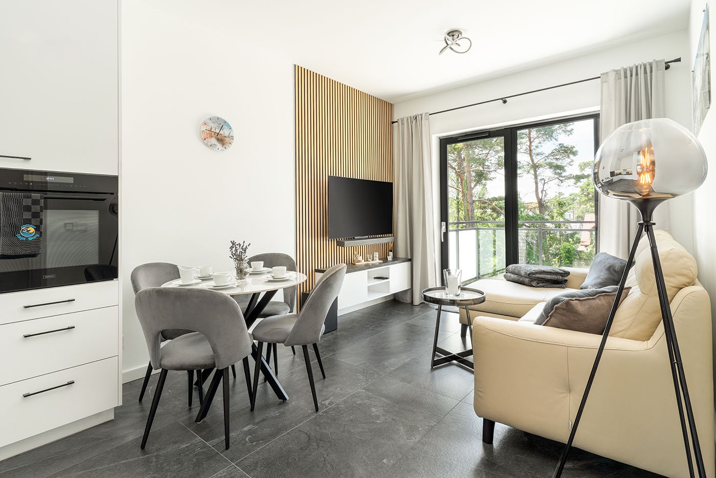 Salon apartamentu Szept Mewy w Niechorzu w porannym świetle